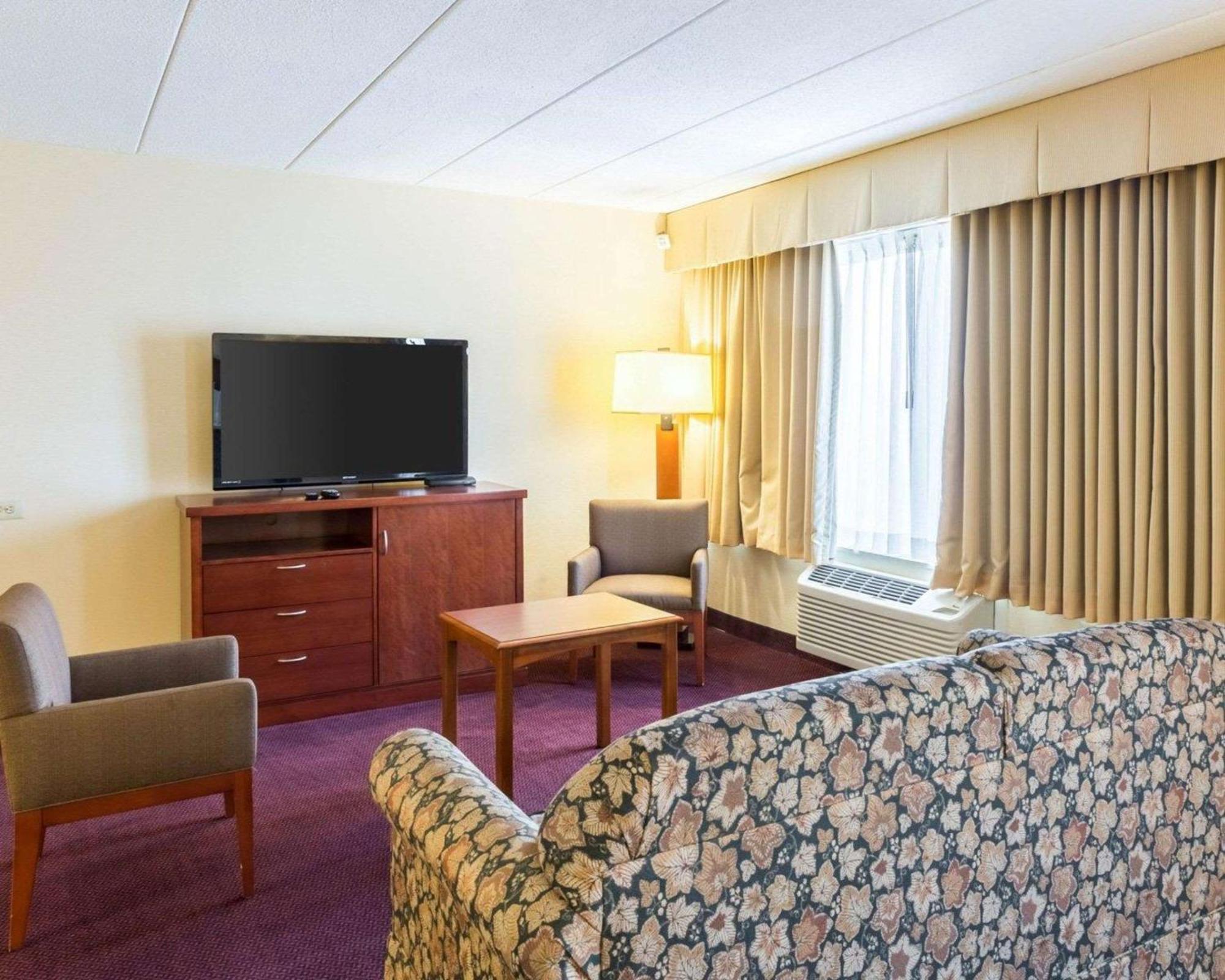 Clarion Hotel Somerset - New Brunswick Экстерьер фото