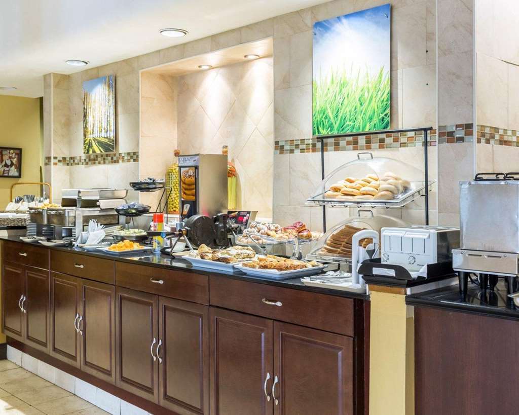 Clarion Hotel Somerset - New Brunswick Ресторан фото